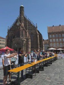 Laser-Schießstand und Laufstrecke auf dem Nürnberger Hauptmarkt inmitten der mittelalterlichen Altstadt.