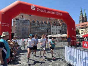 Laser-Run-Start unter dem Start-/Zielbogen des Nürnberg-Fürther Sparkassen Metropolmarathons