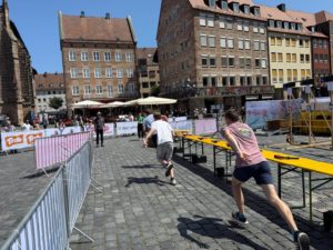 Start in die erste Laufrunde auf historischem Pflaster