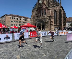 Beschleunigung nach der ersten Kurve vor der Frauenkirche mit dem Männleinlaufen unterhalb der Uhr