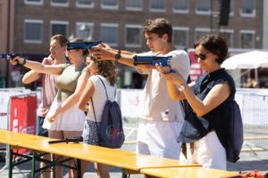 Manche Marathonisti, die lange für Ihre Startnummern im Rathaus anstehen mussten, finden anschließend noch Zeit und Muße für ein paar Minuten mentale Fokussierung beim Laser-Schießen.