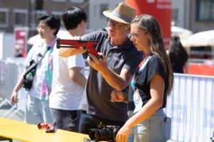 Eine Fotografin des Social-Media-Teams entpuppt sich nach kurzer Einweisung als talentierte Schützin. Und das ohne jede Vorerfahrung im Schießen