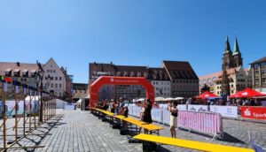 : Auch Touristen aus vielen Ecken des Planeten finden Gefallen am Laser-Schießen und schießen dabei viele Fotos. Die Mitmacher und die Location zeigen sich im besten Licht
